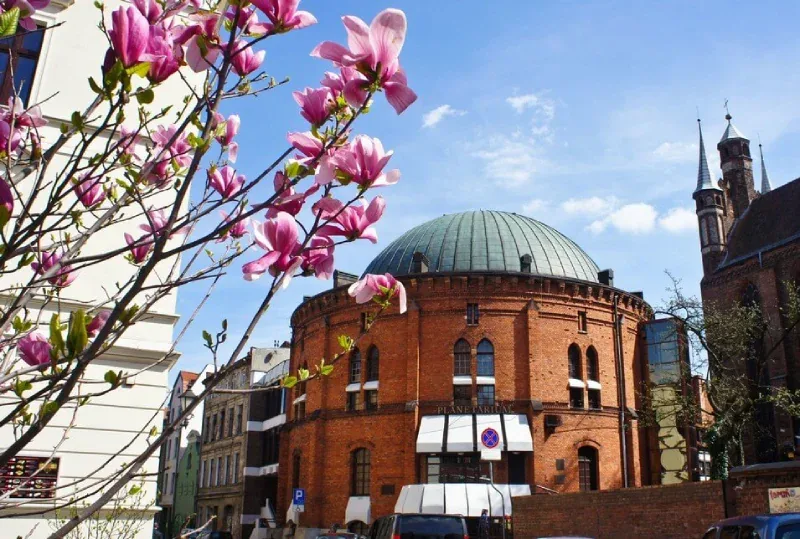 Планетарий и памятник Копернику в Торуни